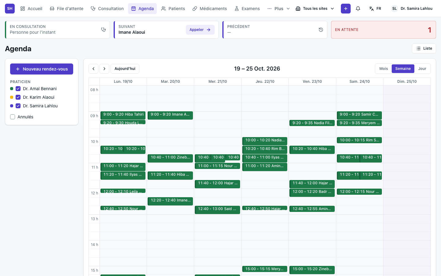 L’agenda de la semaine dans SehaHub : les rendez-vous de trois praticiens et la file d’attente en haut, avec des données de démonstration.